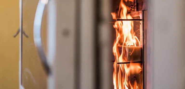 فوم خود خاموش شونده پلییورتان، بررسی رفتار آتش فوم پلییورتان و چوب