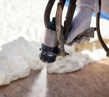 فوم پاششی پلی یورتان در سقف ورزشگاهها، مقاومت قابل توجهی از خود نشان میدهد.