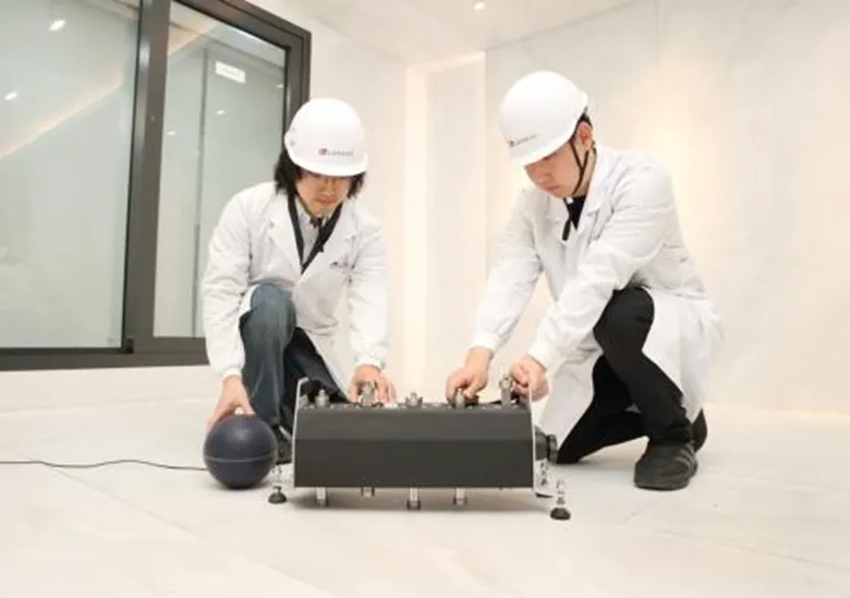 فوم تعبیه شده در کف ساختمان، سکوتی مشابه فضای کتابخانه در آپارتمانها ایجاد میکند!